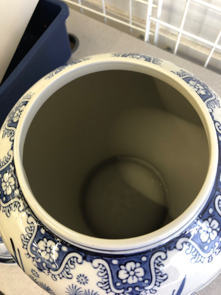 ASIAN STYLE BLUE/WHITE LARGE CERAMIC URN W/LID.