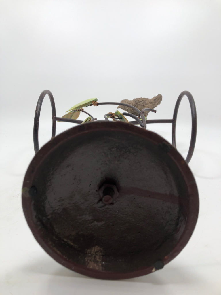 BROWN METAL W/LEAVES AND BIRDS TOWEL HOLDER.