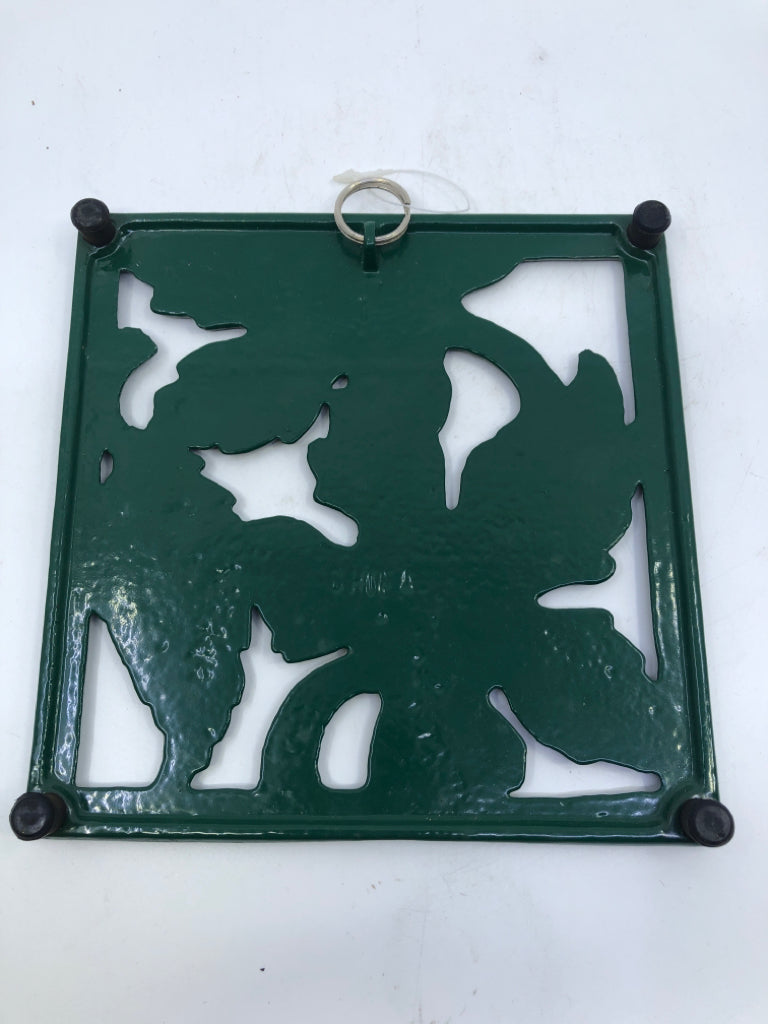 GREEN METAL LEAVES TRIVET.