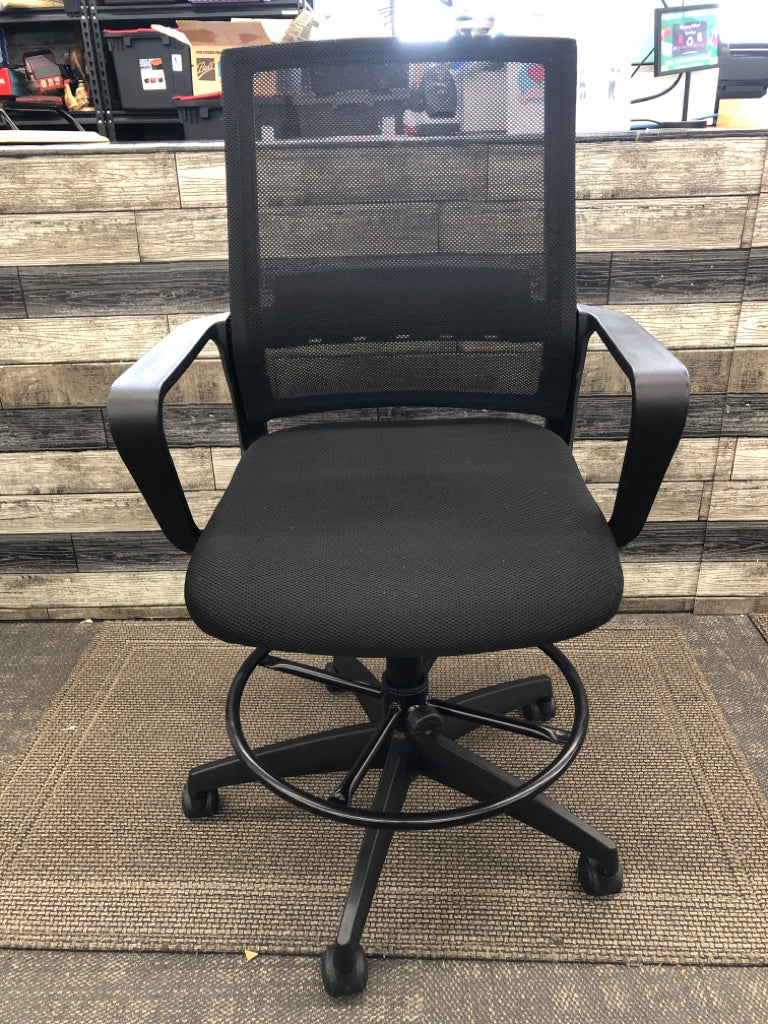 BLACK MESH OFFICE CHAIR W WHEELS.