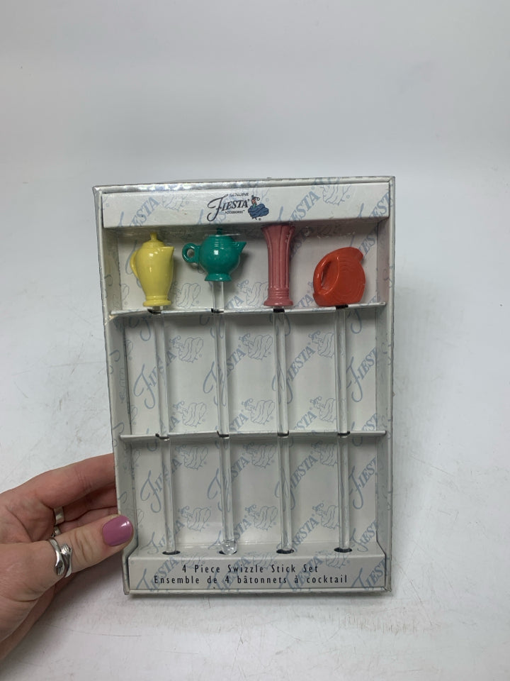 VTG 4PC SWIZZLE STICK DRINK MIXERS IN PACKAGE.