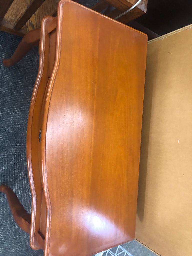 LIGHT BROWN WOODEN ACCENT TABLE W/DRAWER.
