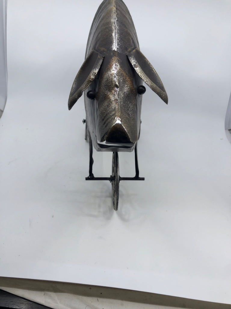 METAL PIG ON WHEELS DECOR.