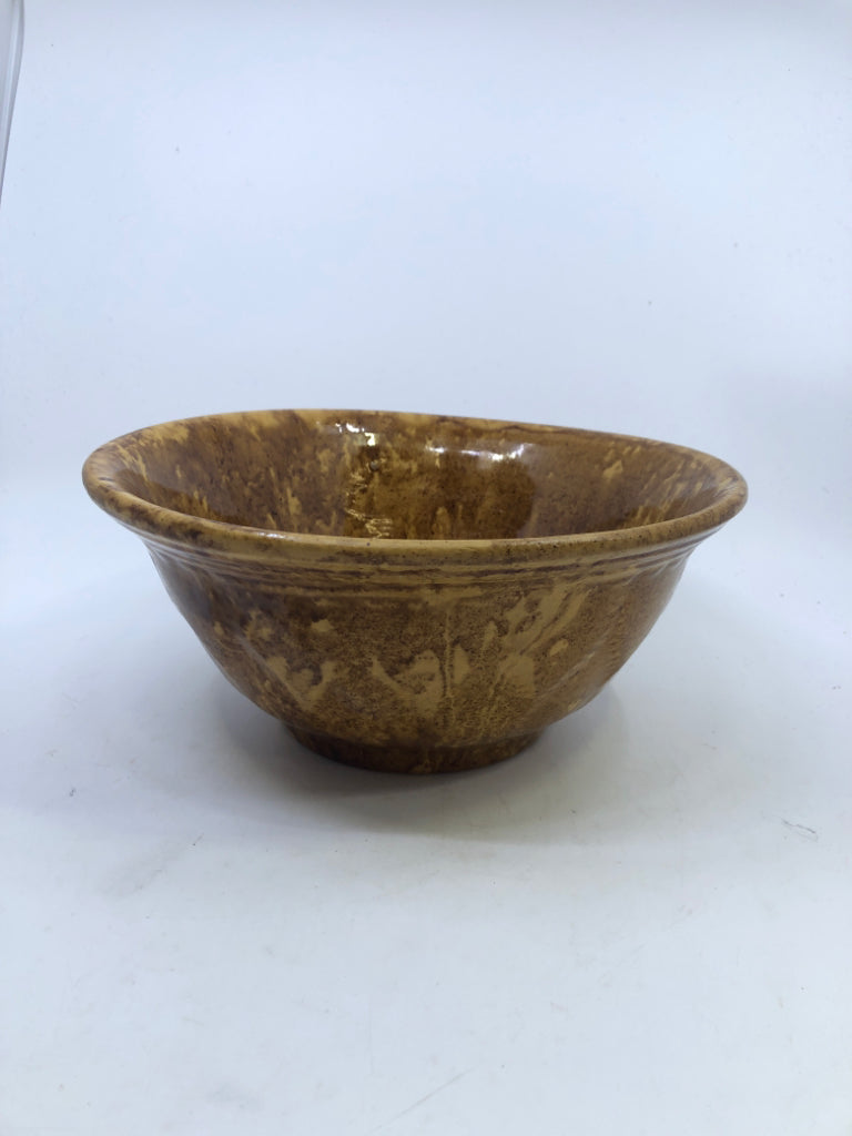 TAN/BROWN POTTERY MIXING BOWL.