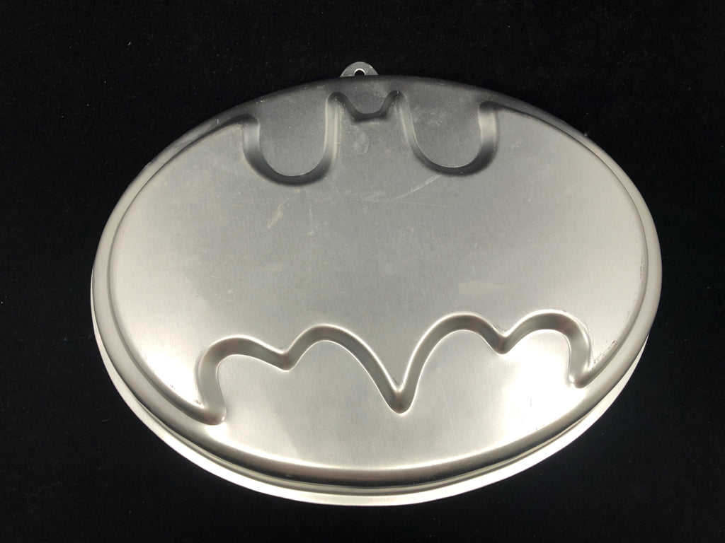 OVAL BATMAN SYMBOL CAKE PAN.