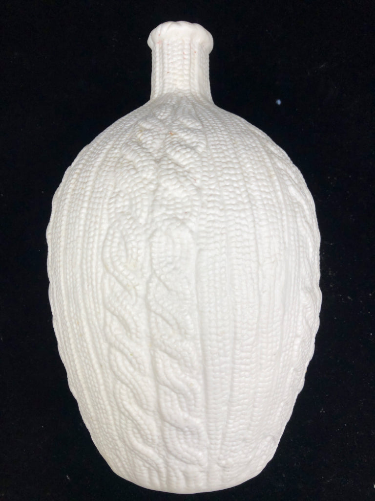 CABLE SWEATER EMBOSSED VASE.