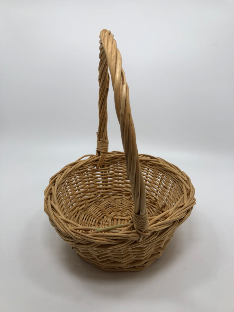 SMALL WICKER BASKET W/SPIRAL HANDLE.