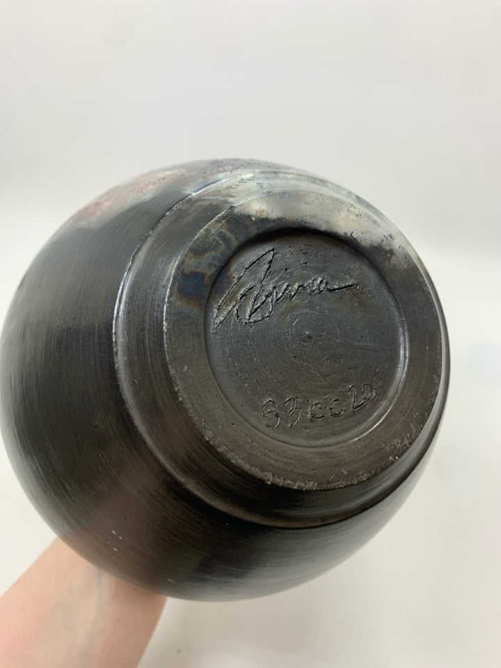 POTTERY VASE W/ WHITE DETAILS.