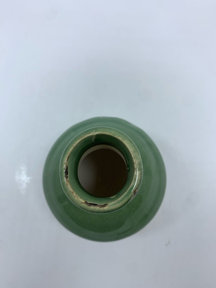 SM RUSTIC GREEN GLAZED VASE.