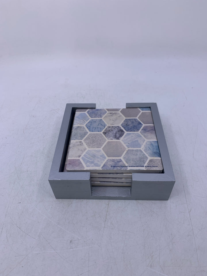 4 TILE COASTERS HEXAGON PATTER IN SILVER STAND.