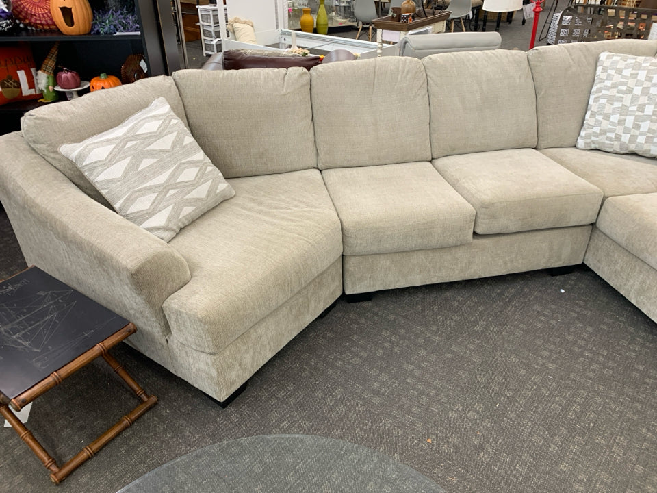 BROGAN L SHAPED SECTIONAL COUCH W/3 GEOMETRIC ACCENT PILLOWS.