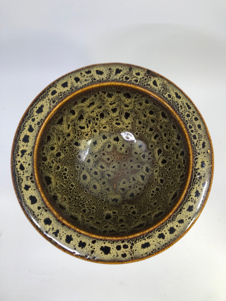 BROWN/CREAM SPECKLED CERAMIC PLANTER.