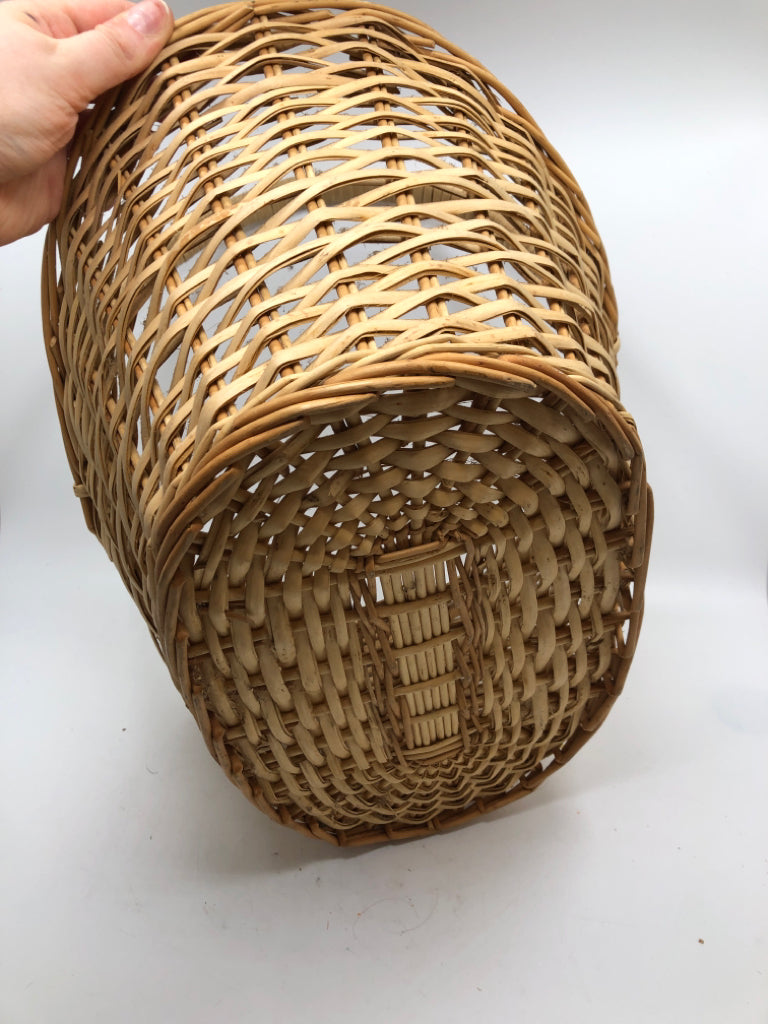 WICKER BASKET W/HANDLE.