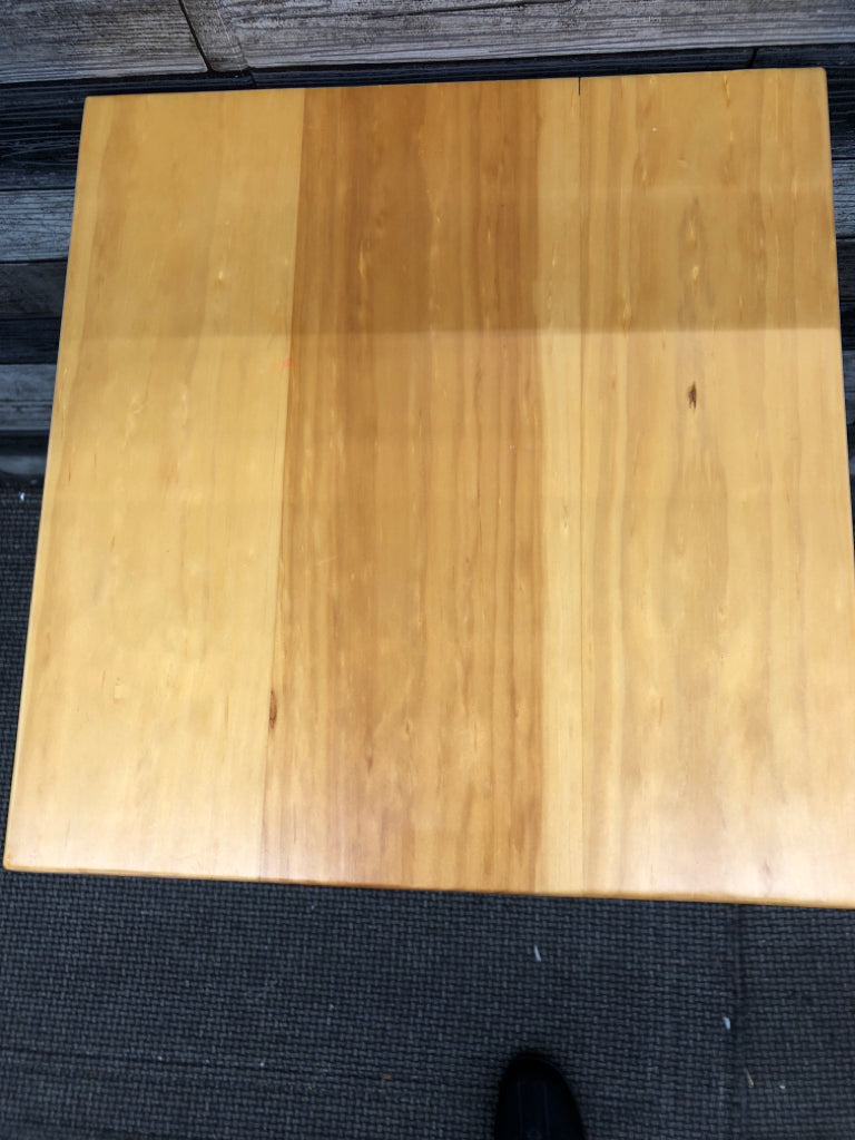 SMALL WHITE WOOD TOP TABLE.