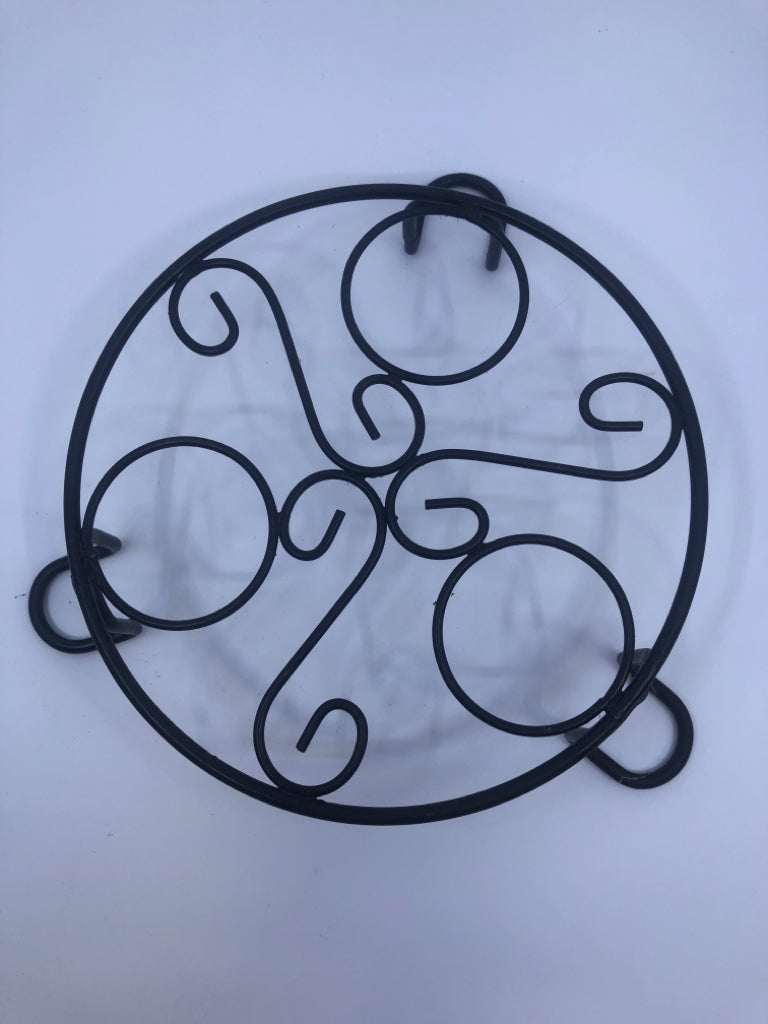 ROUND BLACK METAL FOOTED TRIVET.