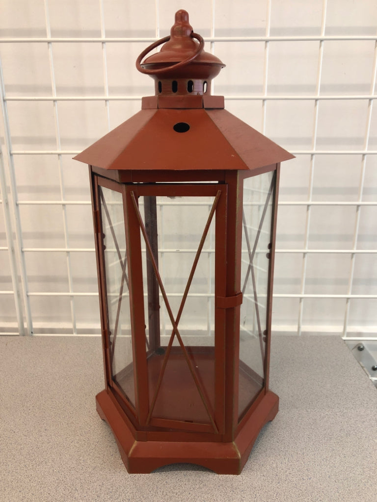 DISTRESSED RED CANDLE LANTERN.