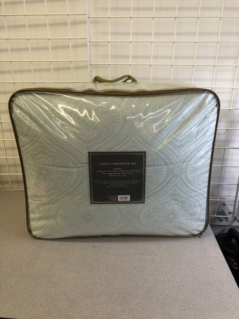 NIP 3 PC QUEEN COMFORTER SET.
