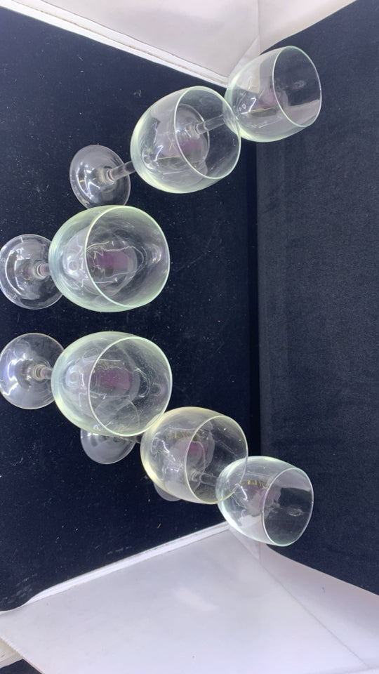 6 CLEAR GLASS WINE GLASSES.