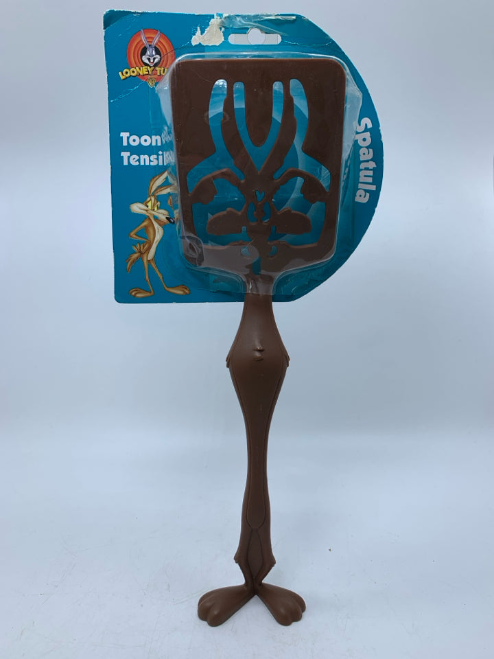 VTG NEW PACKAGE PLASTIC LOONEY TUNES SPATULA COYOTE.