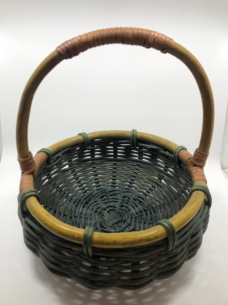 LG BLUE ROUND WICKER BASKET W WOOD HANDLE.