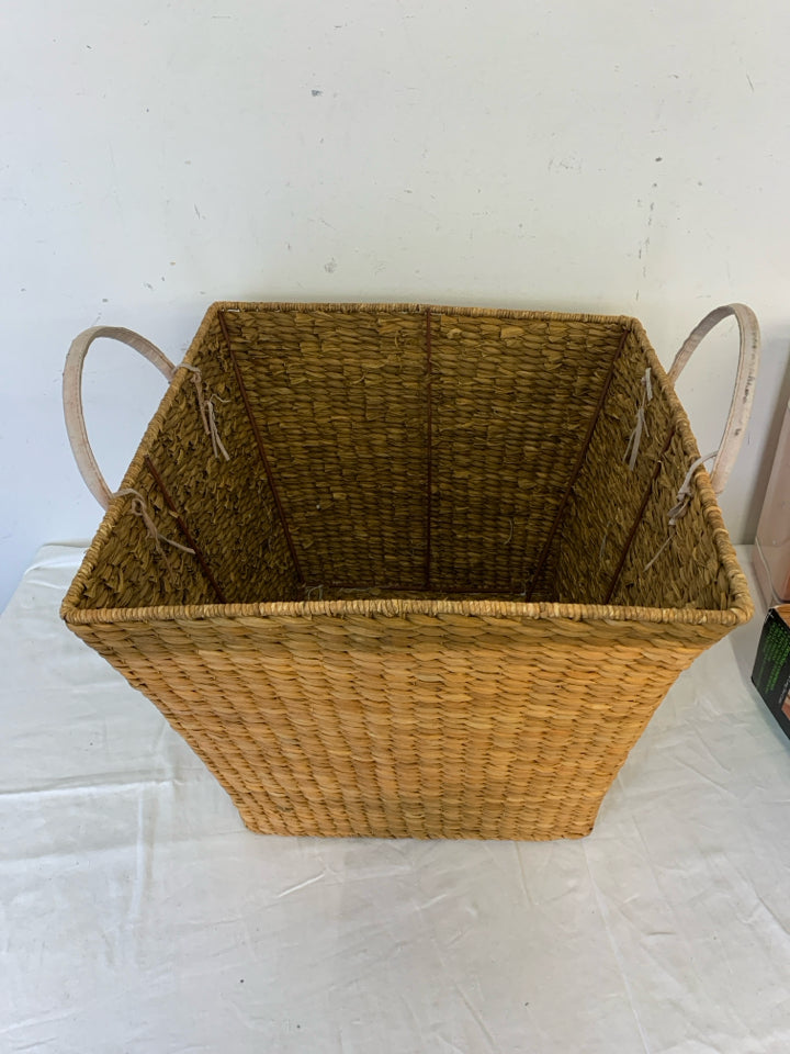 SQUARE BASKET W HANDLE.