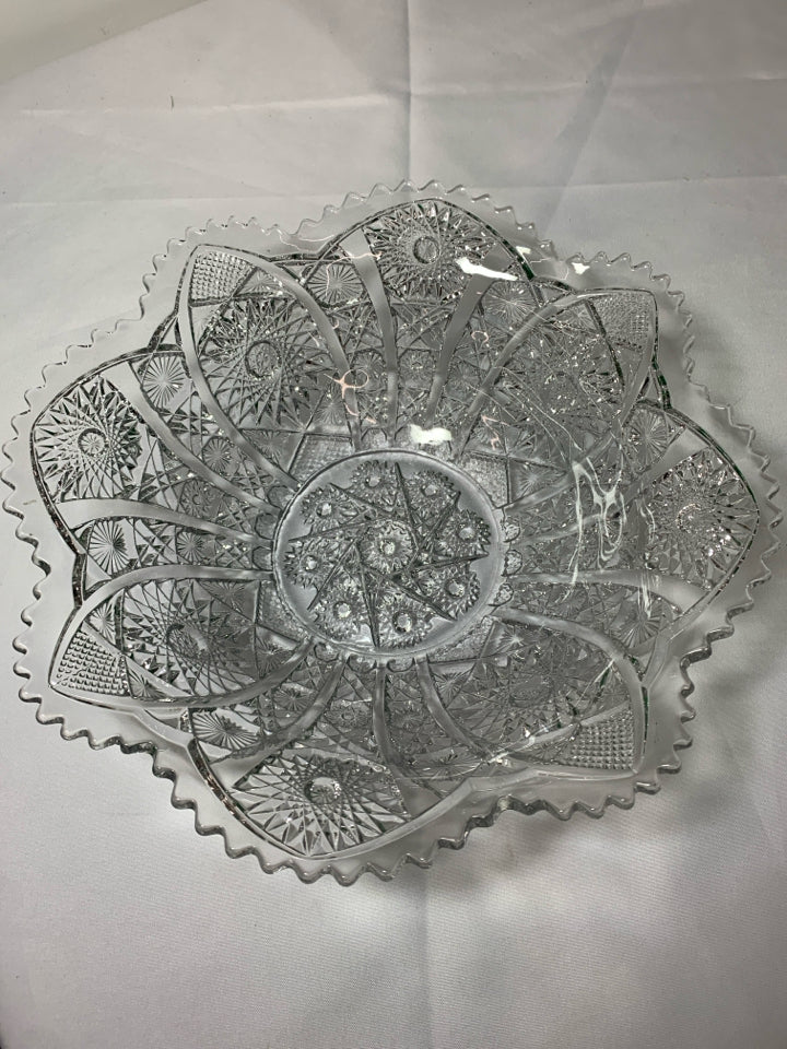 VTG GLASS SERVING BOWL W/ SAWTOOTH EDGE.
