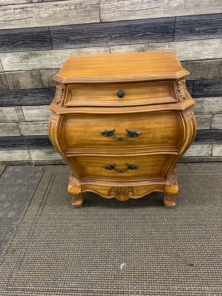 VTG LIGHT WOOD 3 DRAWER NIGHTSTAND.