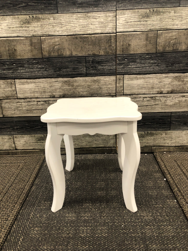 SMALL WHITE STOOL.