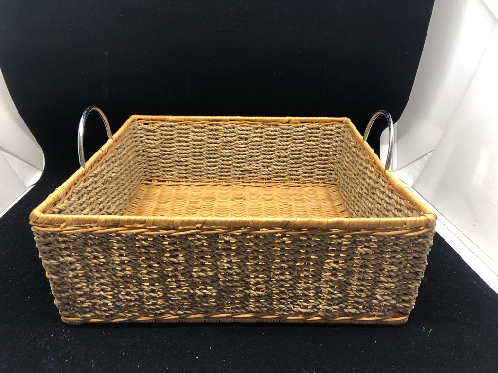 TWO TONE WOVEN WOVEN SQUARE BASKET W METAL HANDLES.