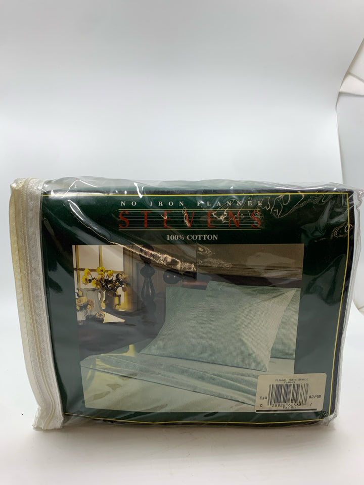 NIP FLANNEL SHEET SET.