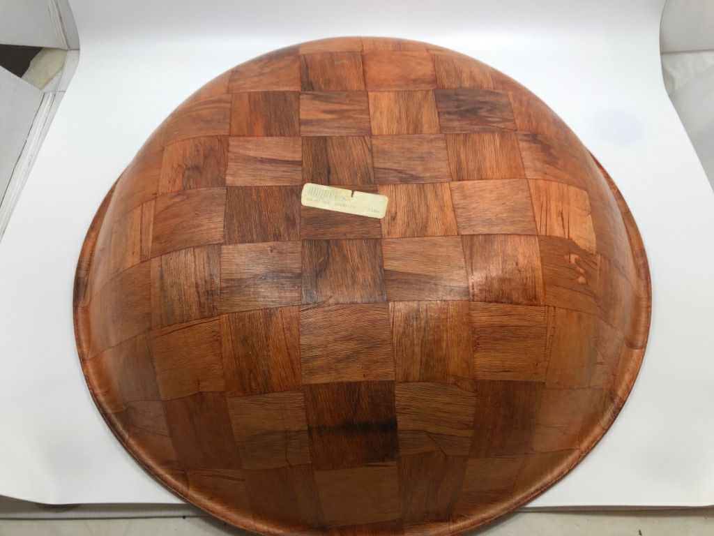 LG CHECKERED CENTERPIECE WOOD BOWL.