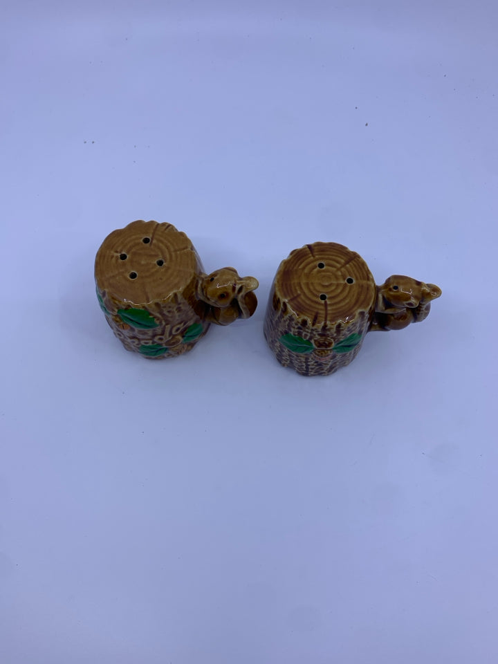 VTG TREE W/SQUIRREL CANADA S & P SHAKERS.