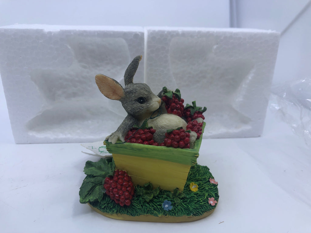 NIB THE BERRY BEST FIGURINE CHARMING TAILS