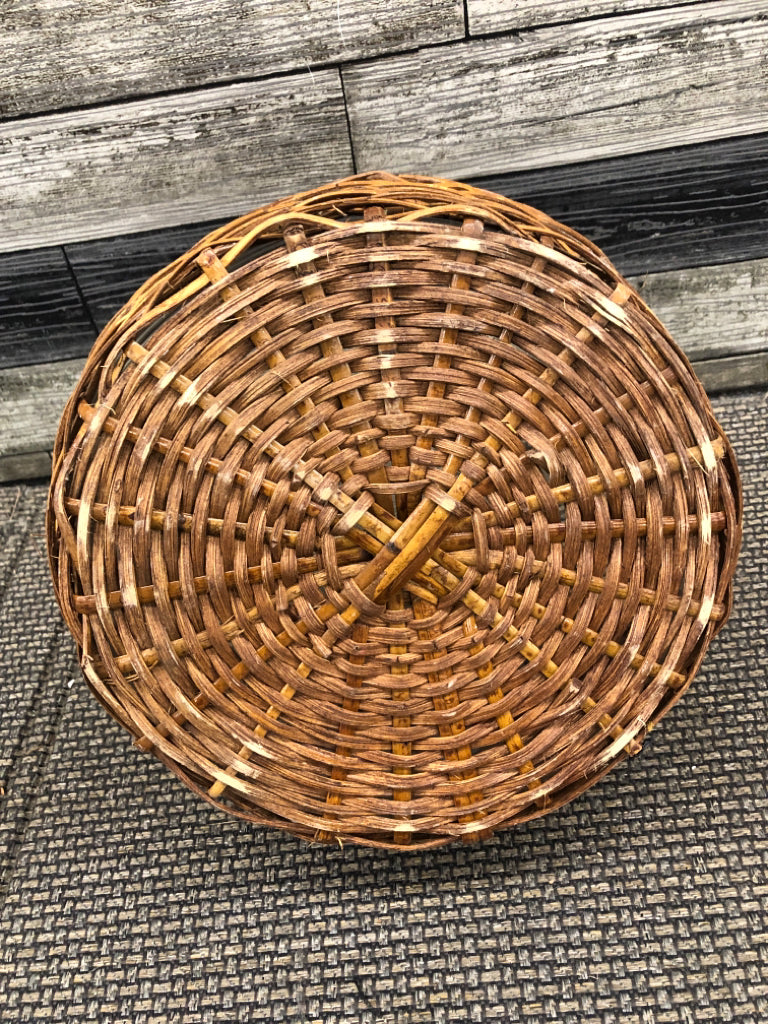 BROWN BASKET W HANDLE PLASTIC LINER.