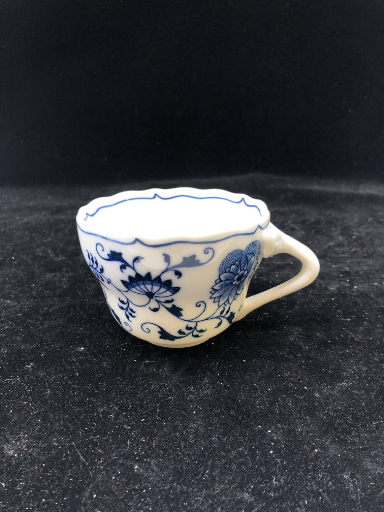 VTG BLUE AND WHITE VIDALLIA ONION PATTERN SMALL MUG.