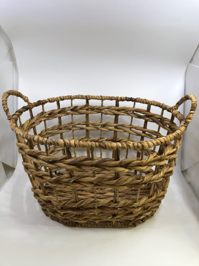 OVAL BRAIDED BASKET W/HANDLES.