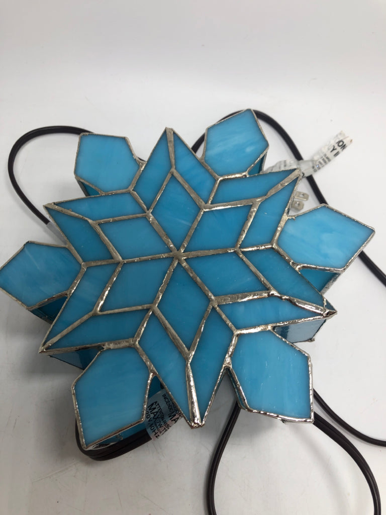 STAINED GLASS SNOWFLAKE LIGHT.