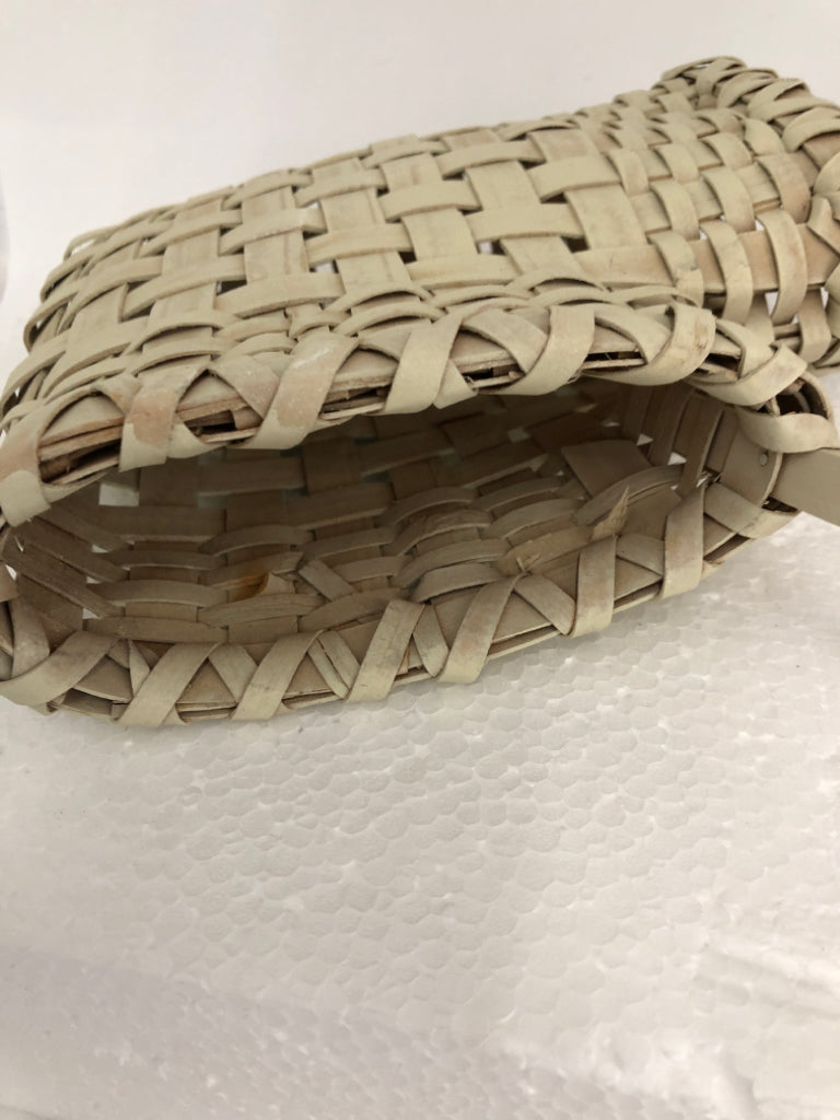 DOUBLE OPENING WHITE WOVEN WALL BASKET.