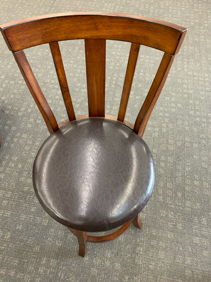 DARK WOODEN BARSTOOL W/ FAUX LEATHER SEAT.