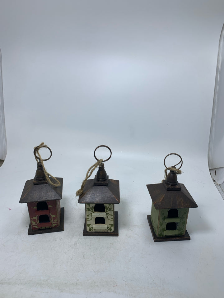 3 MINI WOOD BIRDS HOUSE W/ PAINTED LEAVES PHOTO CLIPS.