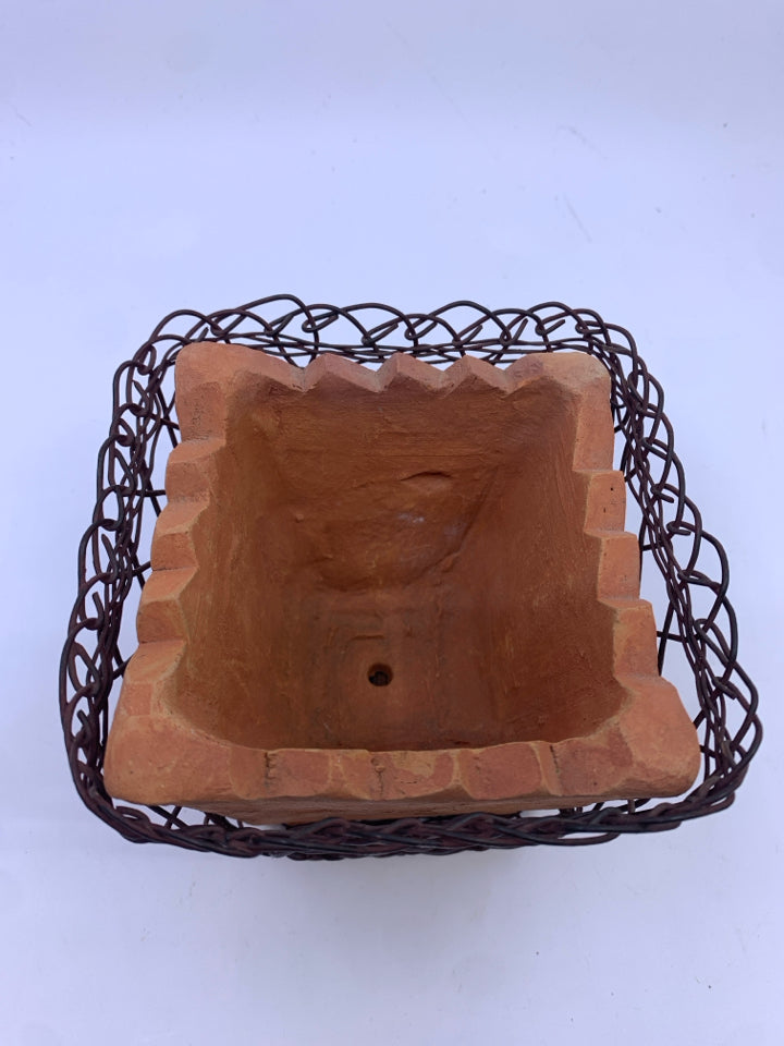TERRA COTTA PLANTER W BROWN WIRE HOLDER.