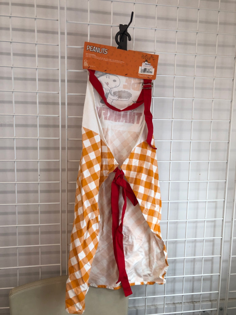 NWT PEANUTS THANKSGIVING APRON.