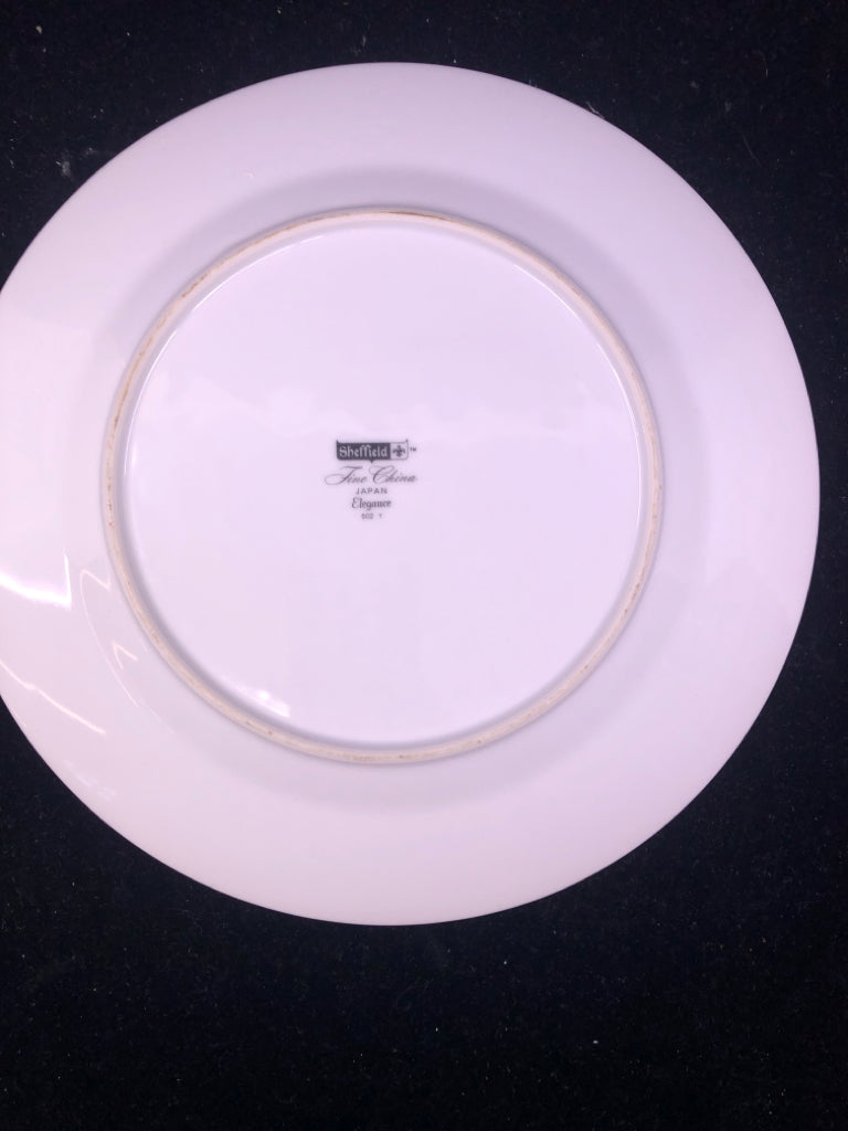 4 VTG WHITE AND GREEN DINNER PLATES.