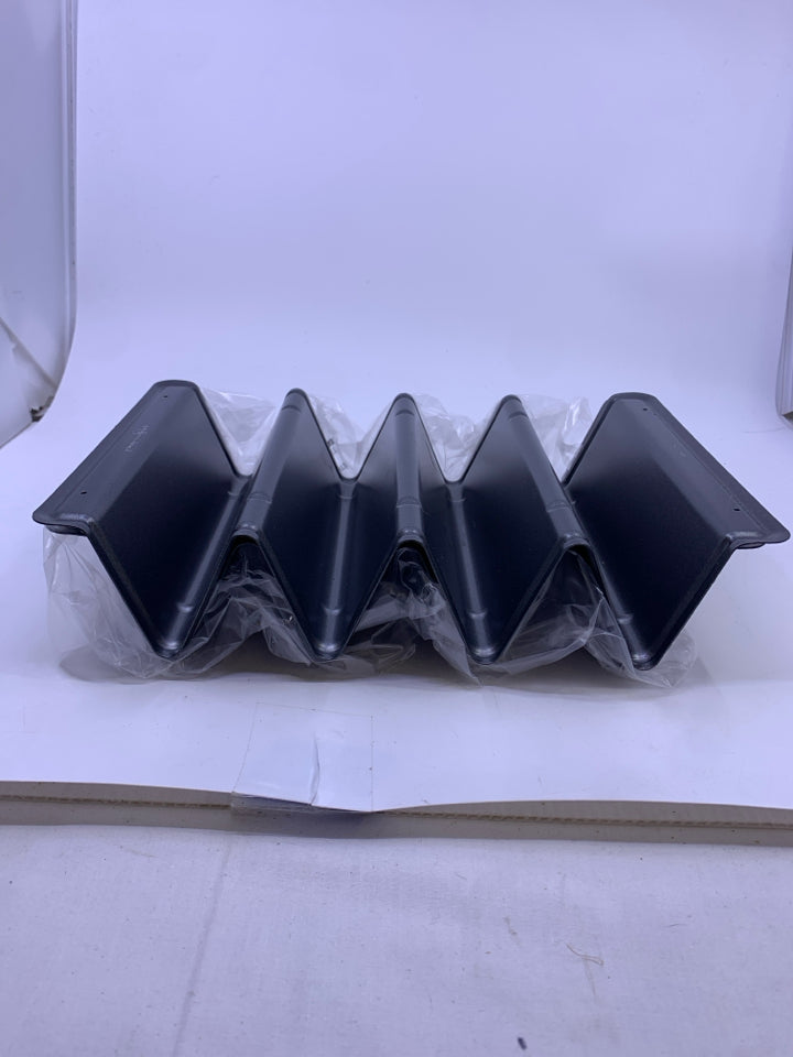 NIB V-SHAPED BAKING PAN SET PAMPERED CHEF.