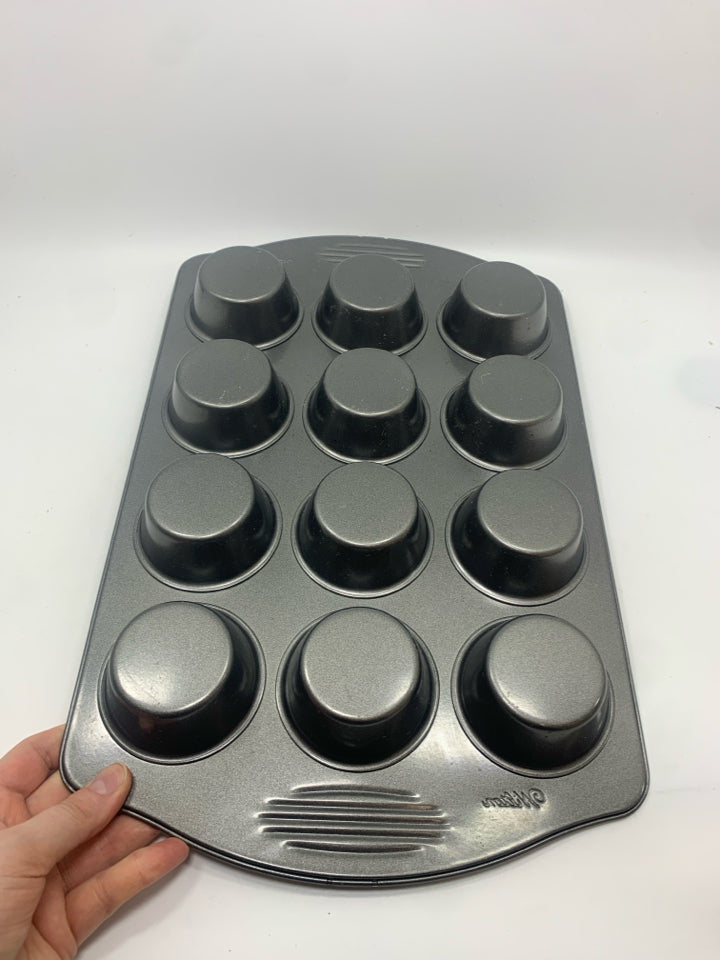 12-SLOT WILTON CUPCAKE PAN.