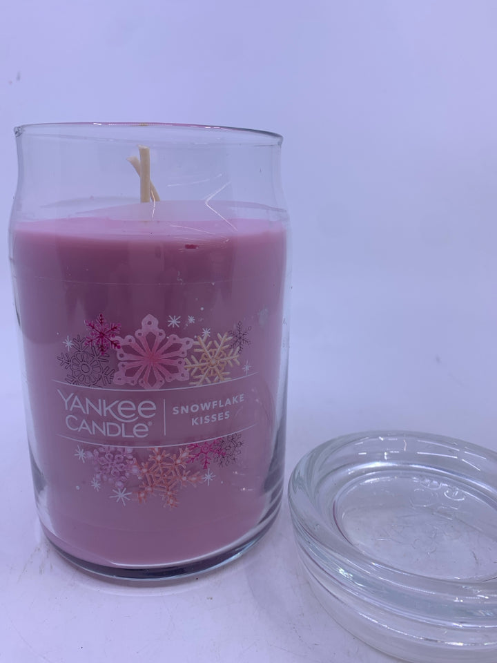 YANKEE CANDLE SNOWFLAKE KISSES.