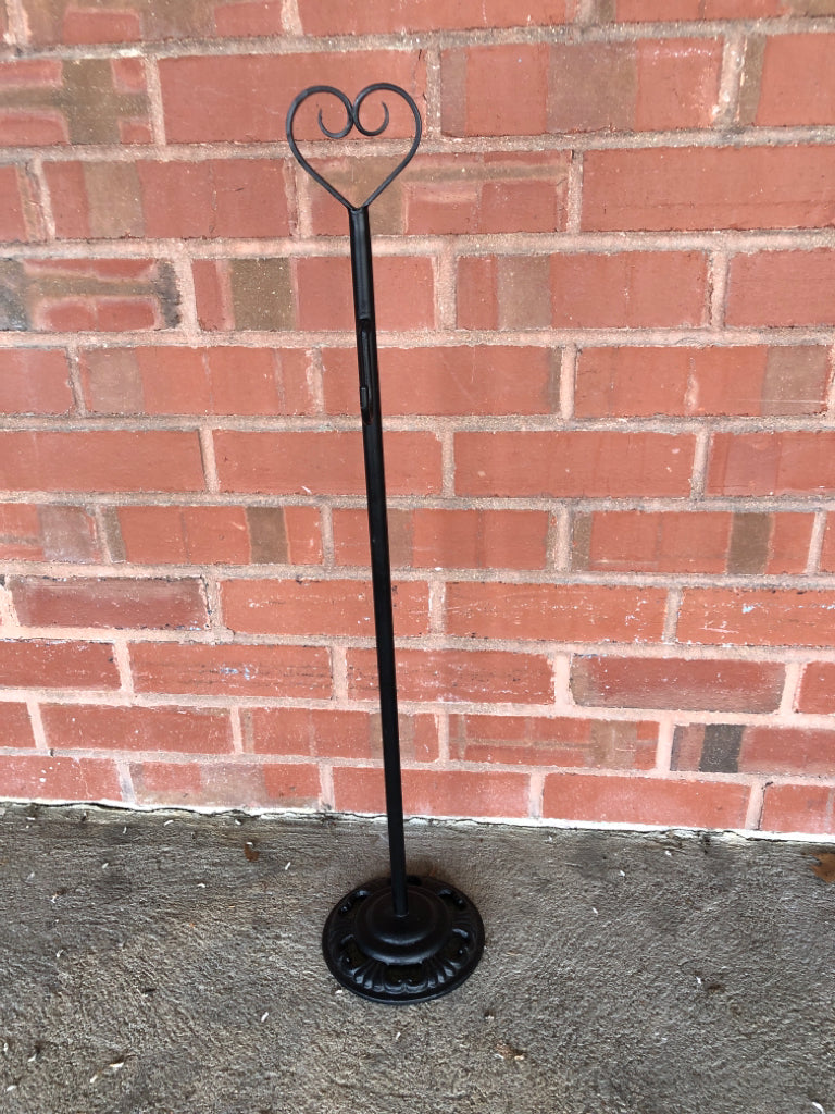 METAL WREATH HOLDER W/ HEART.