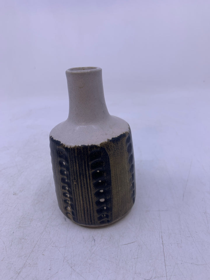 SMALL TEXTURED BUD VASE.