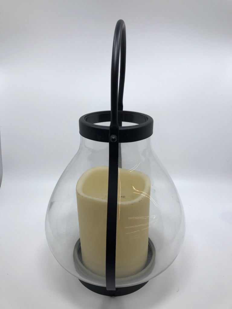 METAL CANDLE LANTERN W/FAUX CANDLE.