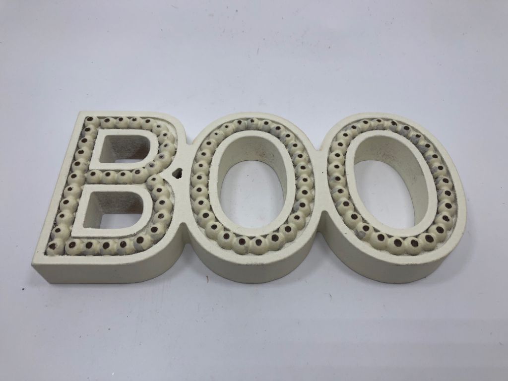 "BOO" WHITE DISTRESSED BLOCK SIGN.